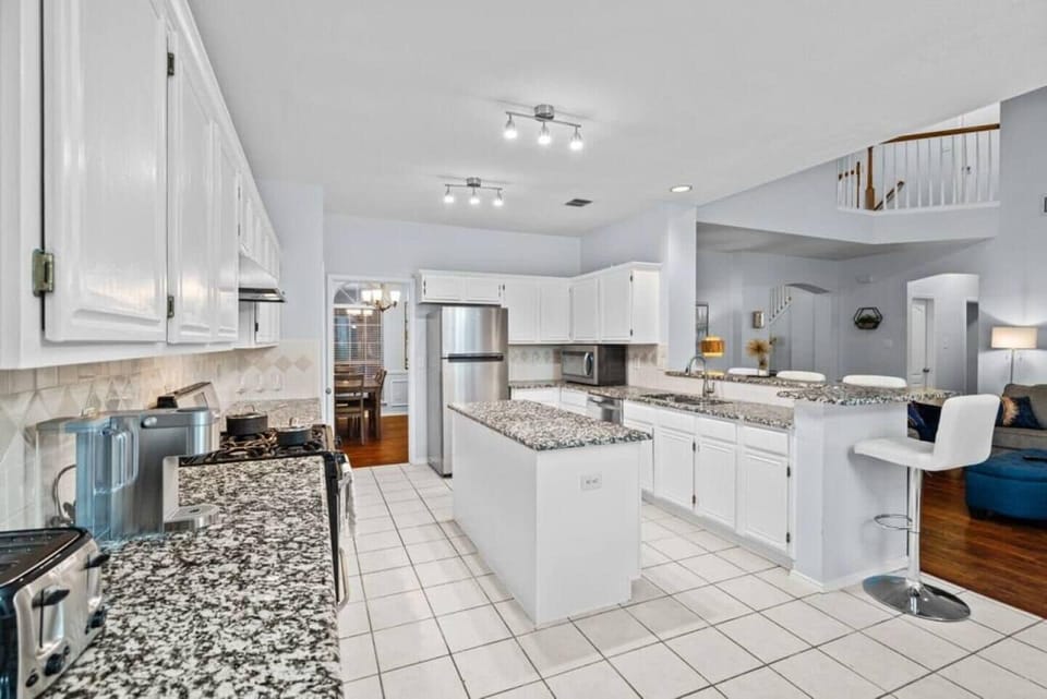 Fully equipped kitchen perfect for insurance families. Stock up on groceries at Kroger or Walmart and enjoy preparing meals in this modern kitchen before exploring Frisco’s local dining scene.