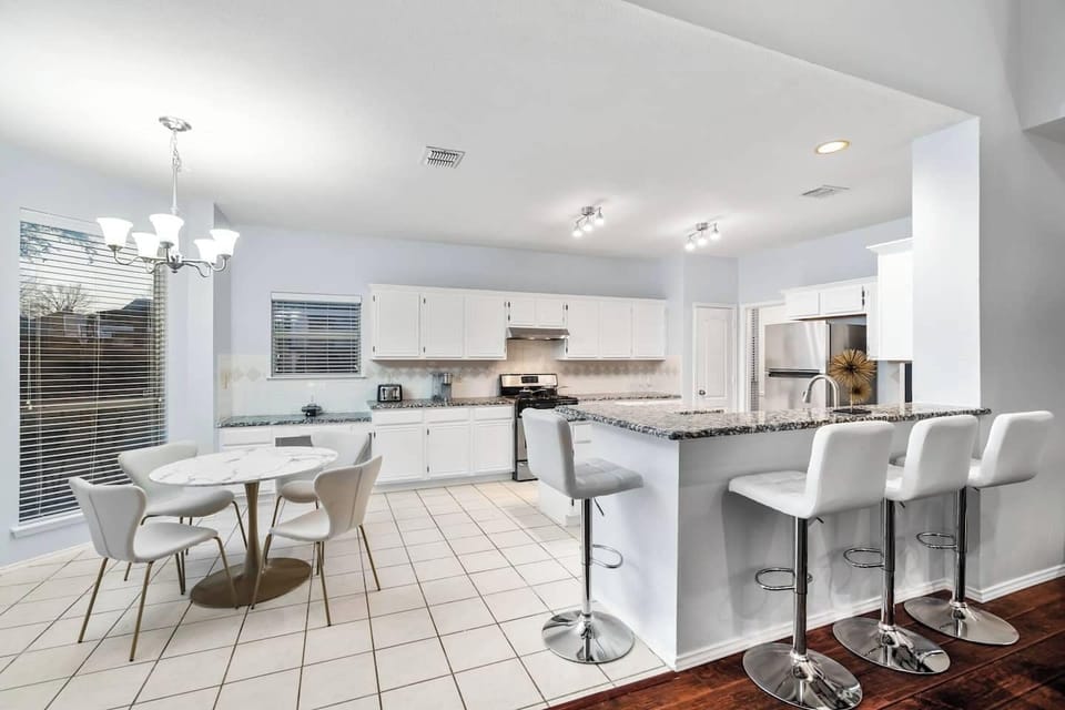 Fully equipped kitchen with island seating, ideal for preparing meals during long-term stays. Grab groceries from nearby Sprouts or Walmart and enjoy the modern amenities, perfect for insurance relocations.