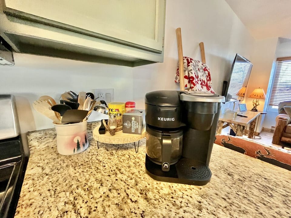 Keurig coffee maker combo - pot & single serve