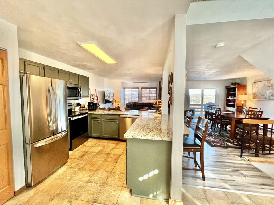 Fully equipped kitchen w/granite countertops & stainless appliances