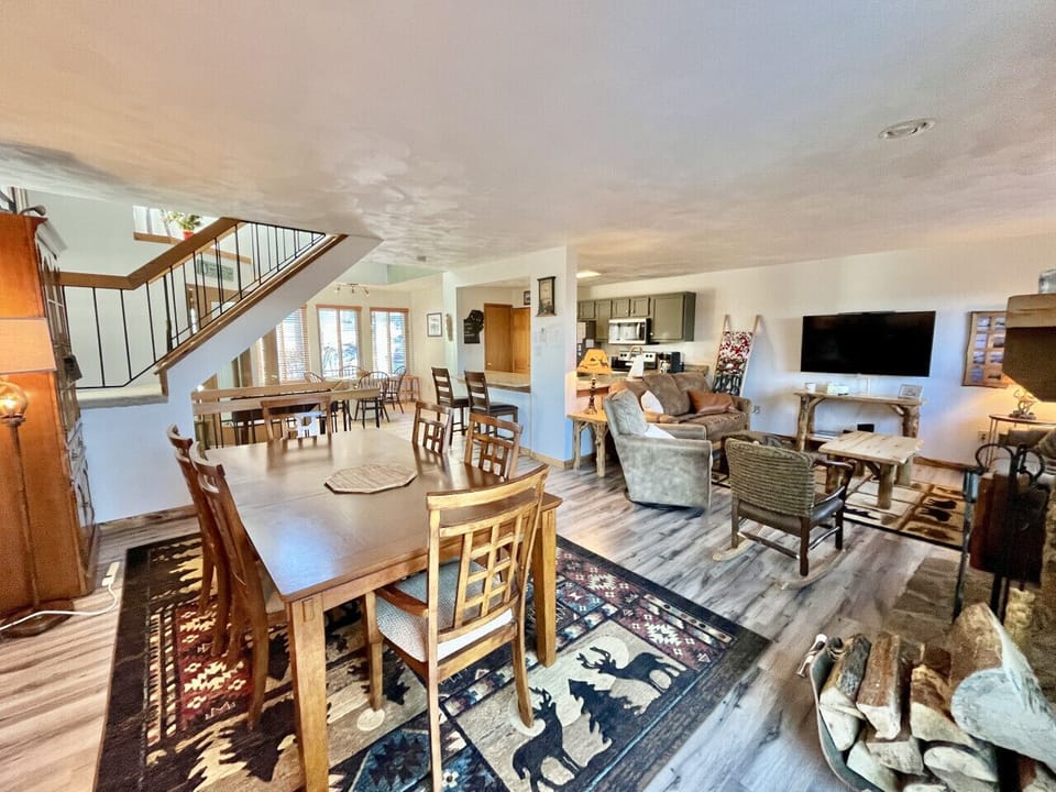 Open floor plan so everyone can be together!
