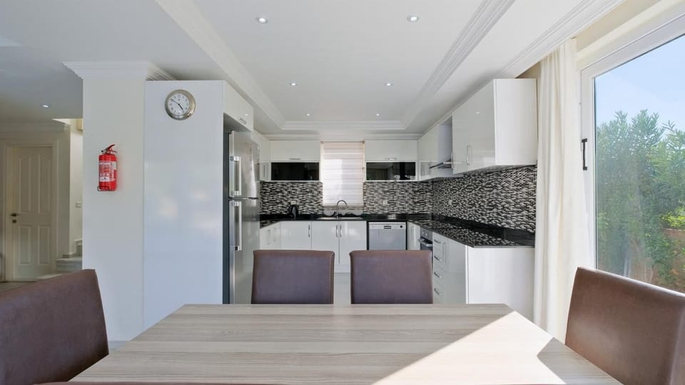 Equipped kitchen with dining area