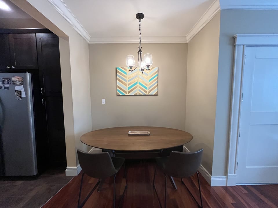 Dining seating for 4. 