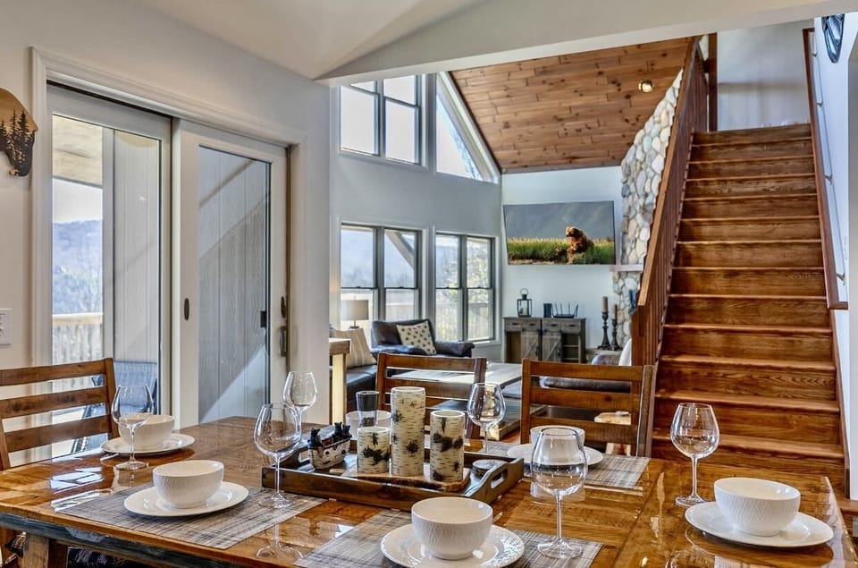 Dining area is connected to living area with beautiful mountains view 