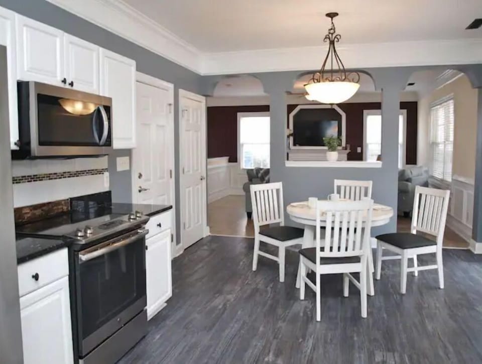 Fully equipped kitchen with eat-in area.
