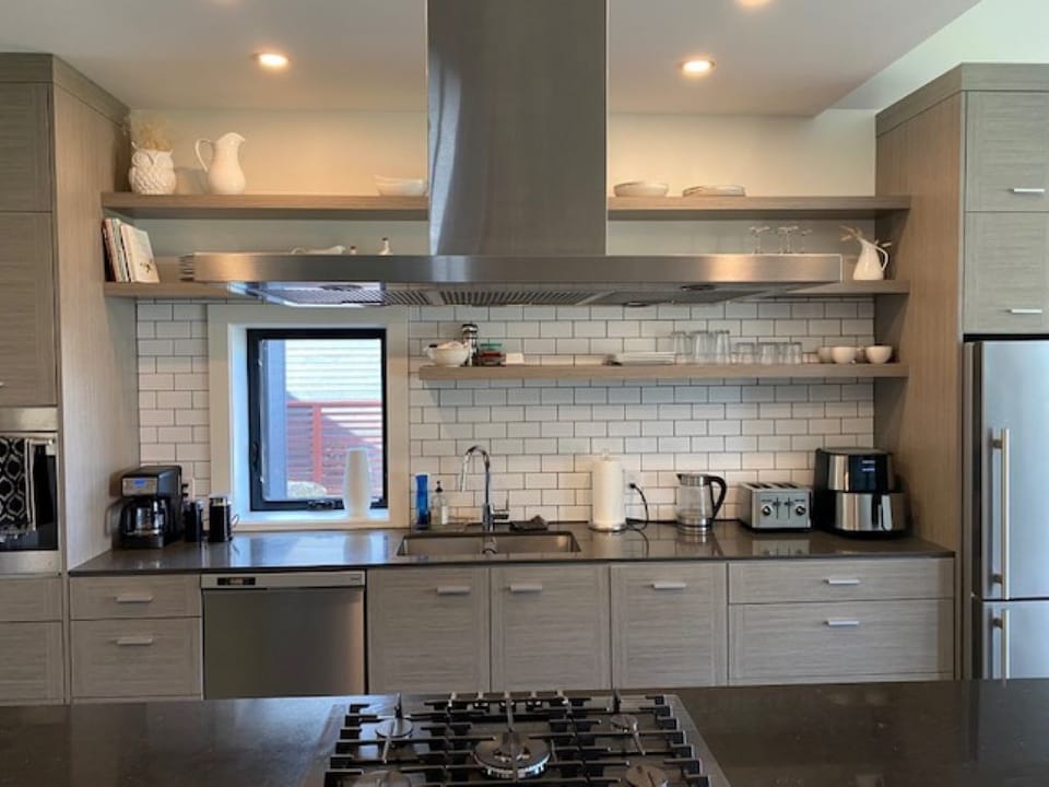 Full Kitchen and large island with 4 stools