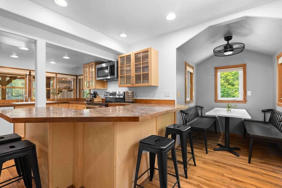 Kitchen with breakfast nook