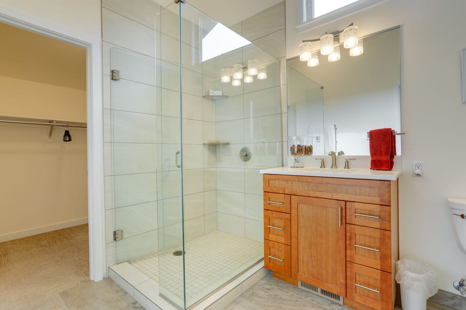 Full Bathroom | Complimentary Toiletries | Walk-In Closet