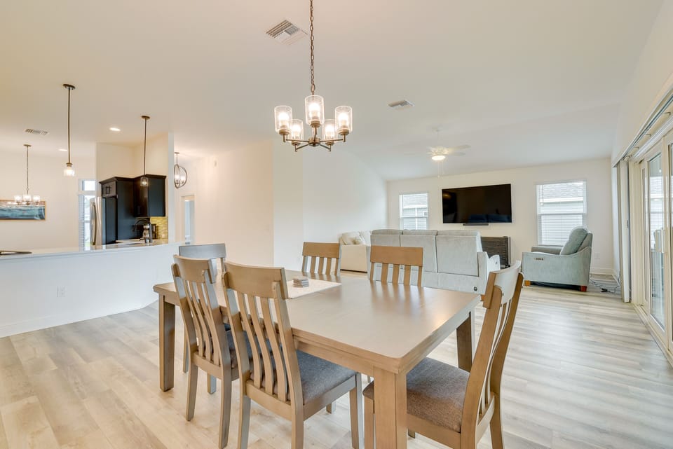 Dining Area | Dishware/Flatware Provided