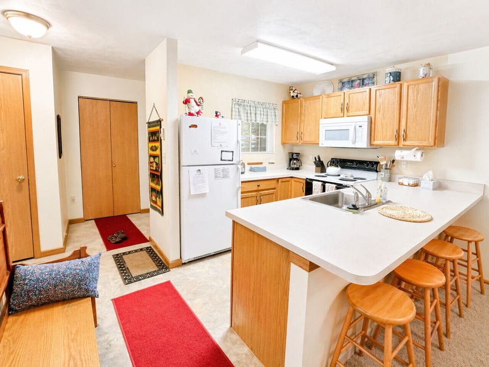 Fully equipped kitchen w/4 stools at the breakfast bar