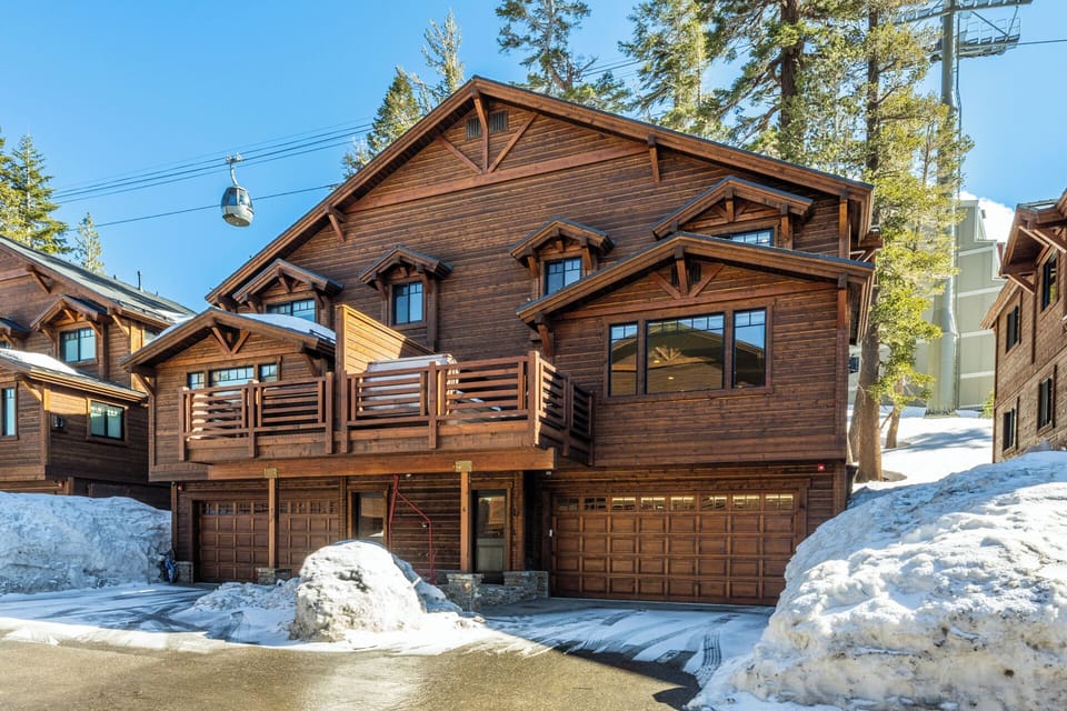 Interstellar at Mountainside Mammoth — two neighboring luxury townhomes just steps from Canyon Lodge, combined to create an expansive retreat for large groups.