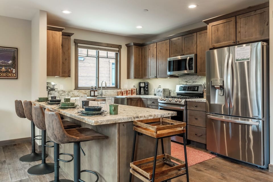 Interstellar | Apogee (#7)
A fully equipped gourmet kitchen with high-end appliances and generous prep space.