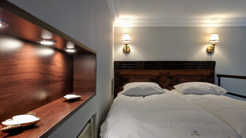 Living downstairs, sleeping upstairs. 160 cm wide bed, 