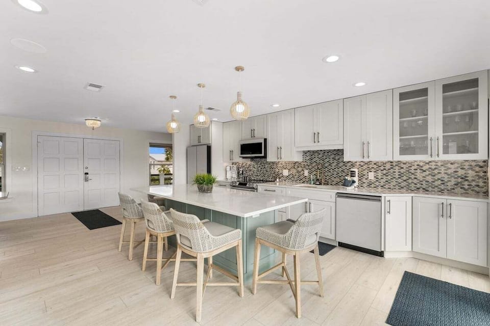 Kitchen island/breakfast bar