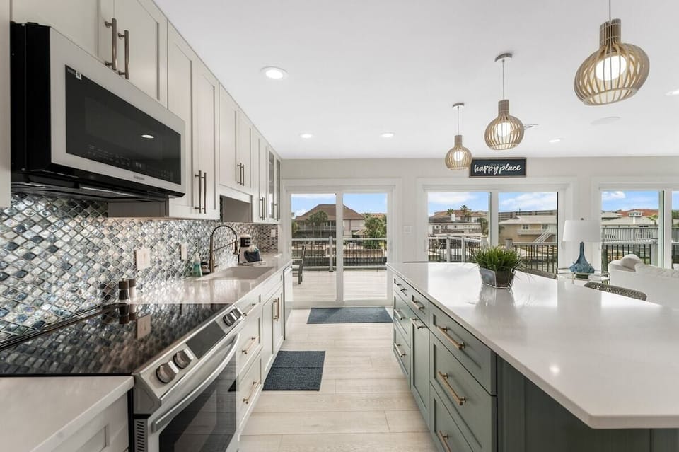 Fully applianced kitchen