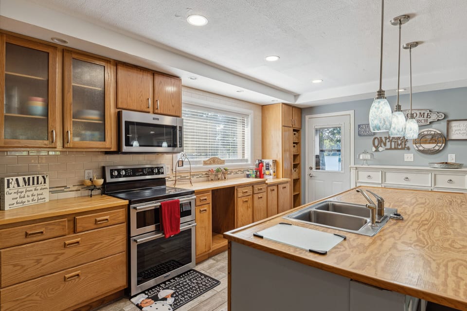Kitchen | Keurig Coffee Maker | Paper Towels/Trash Bags Provided