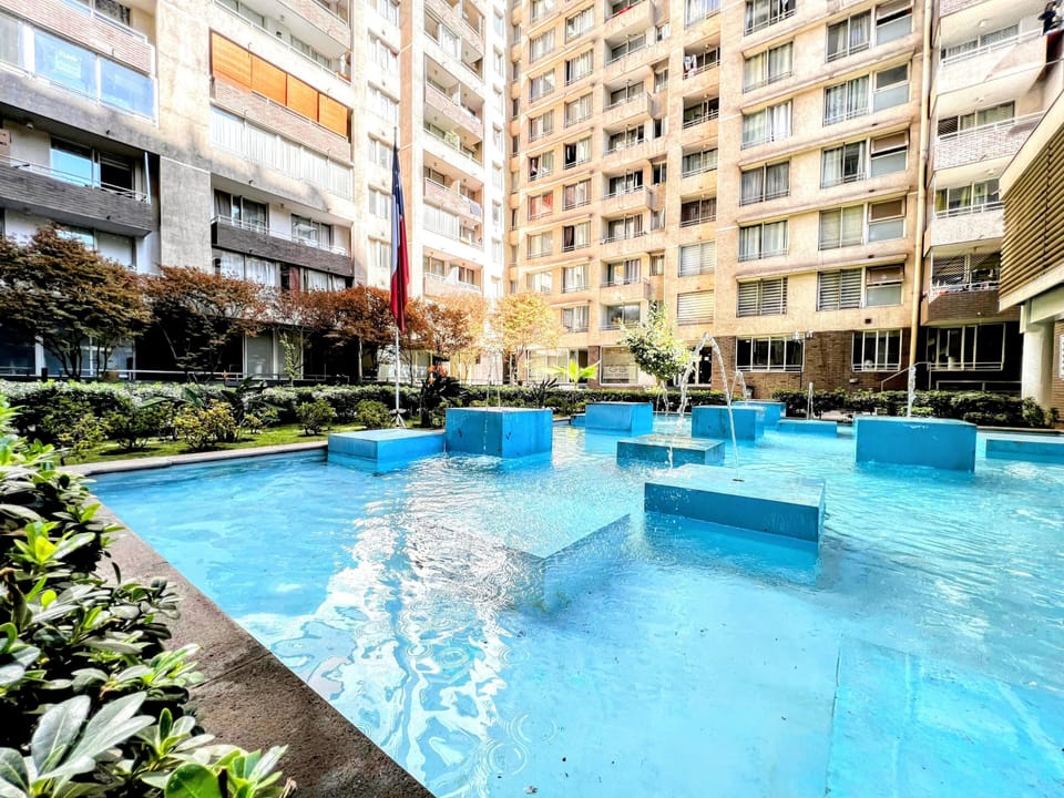 Piscina decorativa plaza central del edificio 