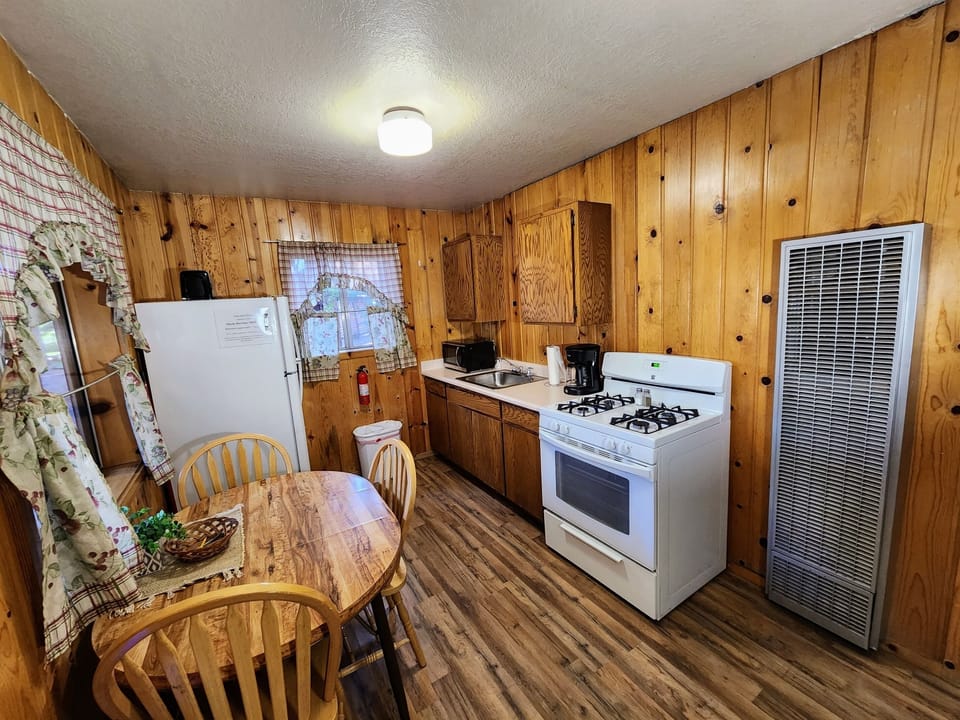 Kitchen/Dining Area