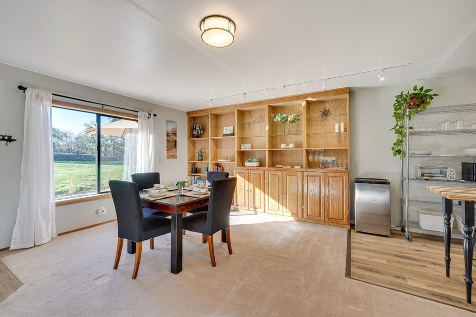 Dining Area | Dishware & Flatware Provided