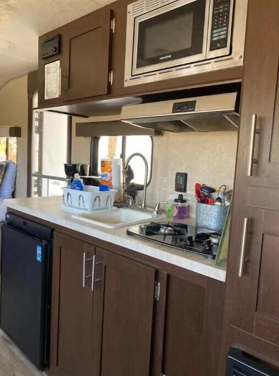 Stocked kitchen with mini fridge, oil and spices available for you. 