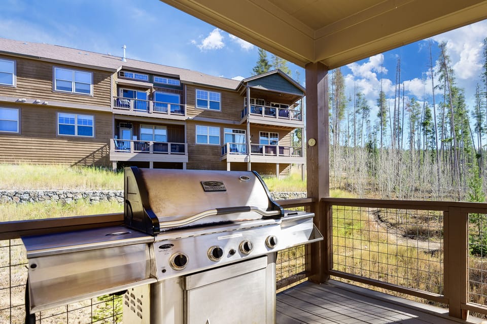 Upstairs Deck with High Quality Gas Grill