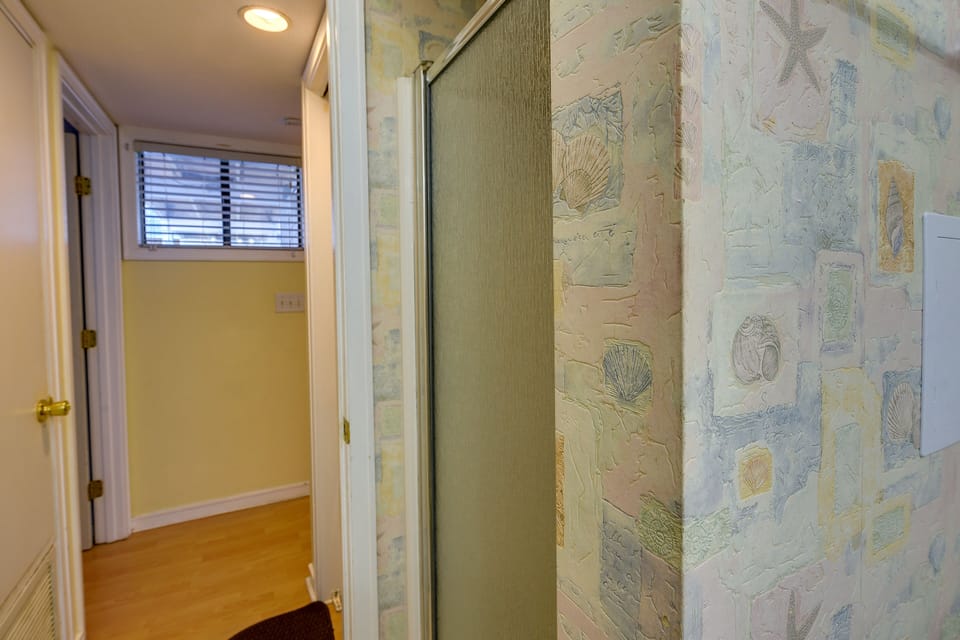 Full Bathroom | Towels Provided