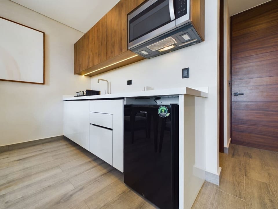 Sparkling new kitchen: stocked with coffee machine, blender & modern essentials.