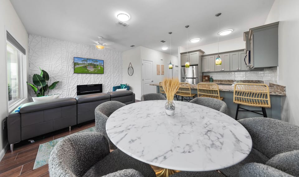 Open floor plan. Living room/Dining room/Kithen