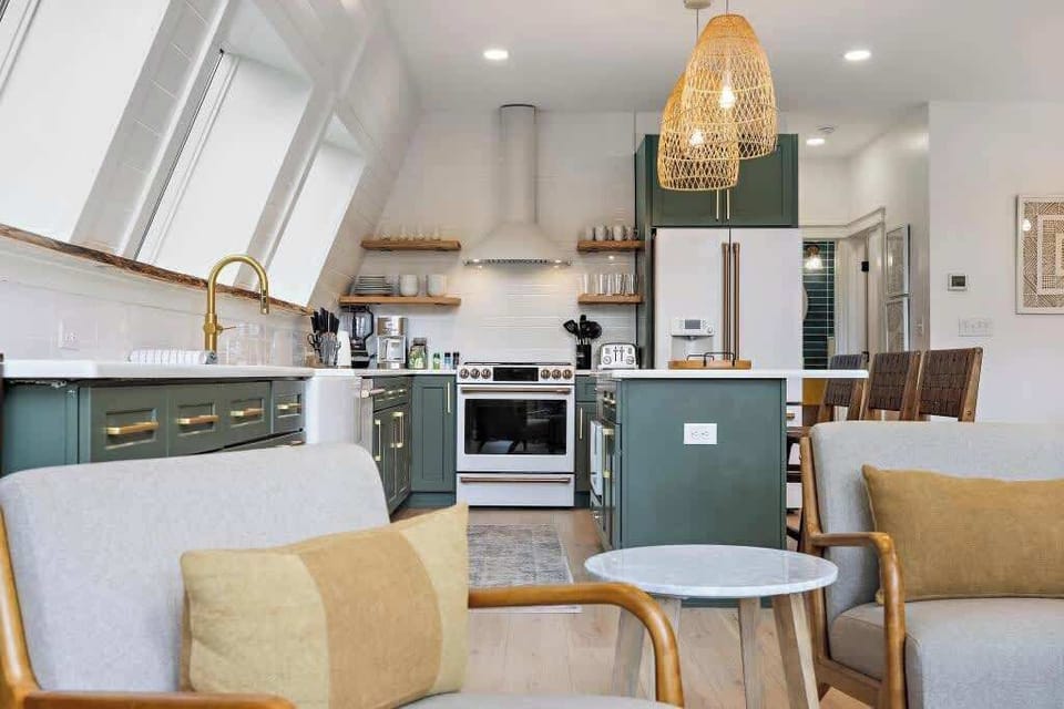 Coffee, snacks, or a family feast – this kitchen has it all!