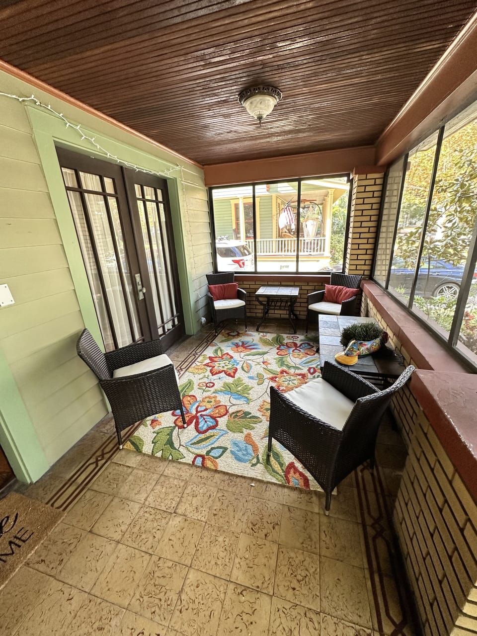 Front sitting area (6 chairs available)