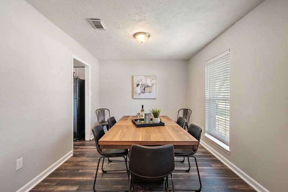Dining Area: Sunlit space perfect for meals and friendly gatherings around a stylish table.