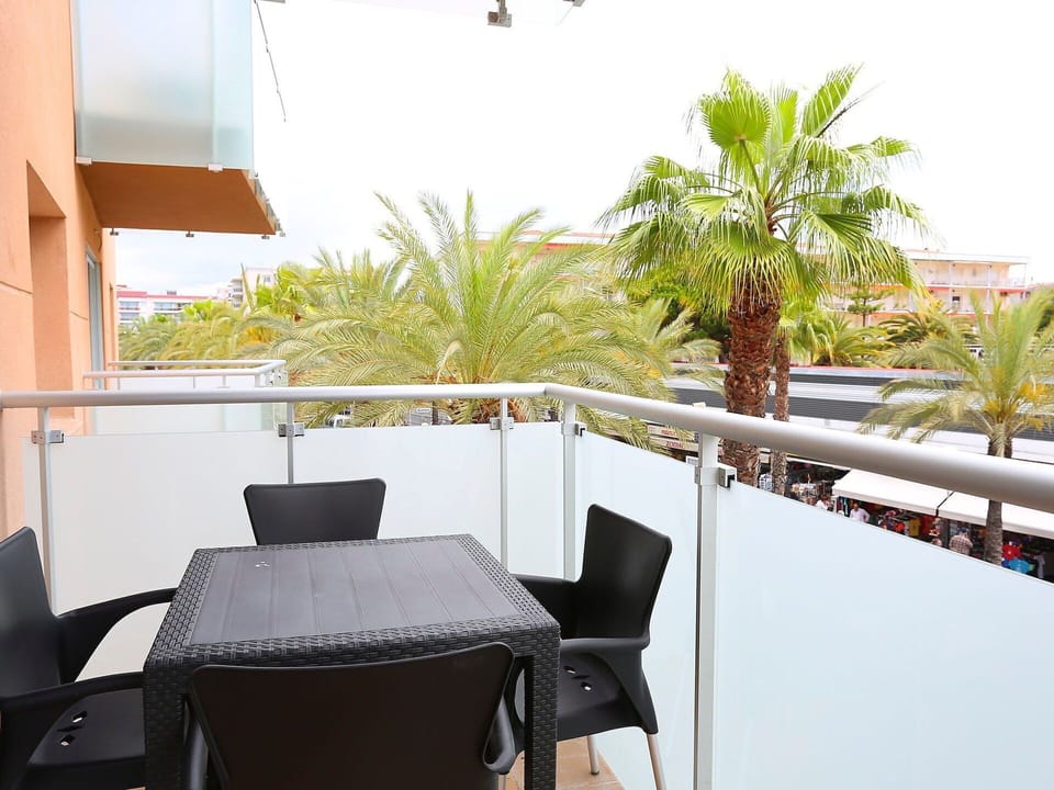 Property, Room, Furniture, Interior Design, Building, Houseplant, Real Estate, Office, Table, House