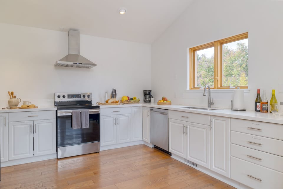 Fully equipped kitchen.