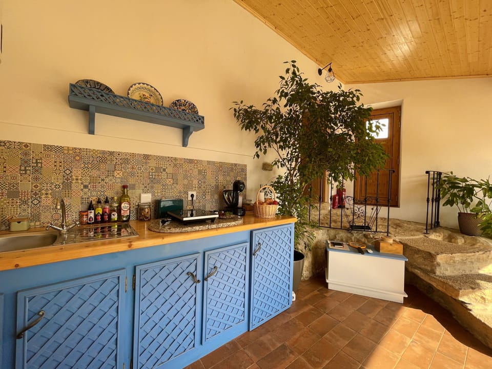 Sala de estar com Kitchnet e sofá cama