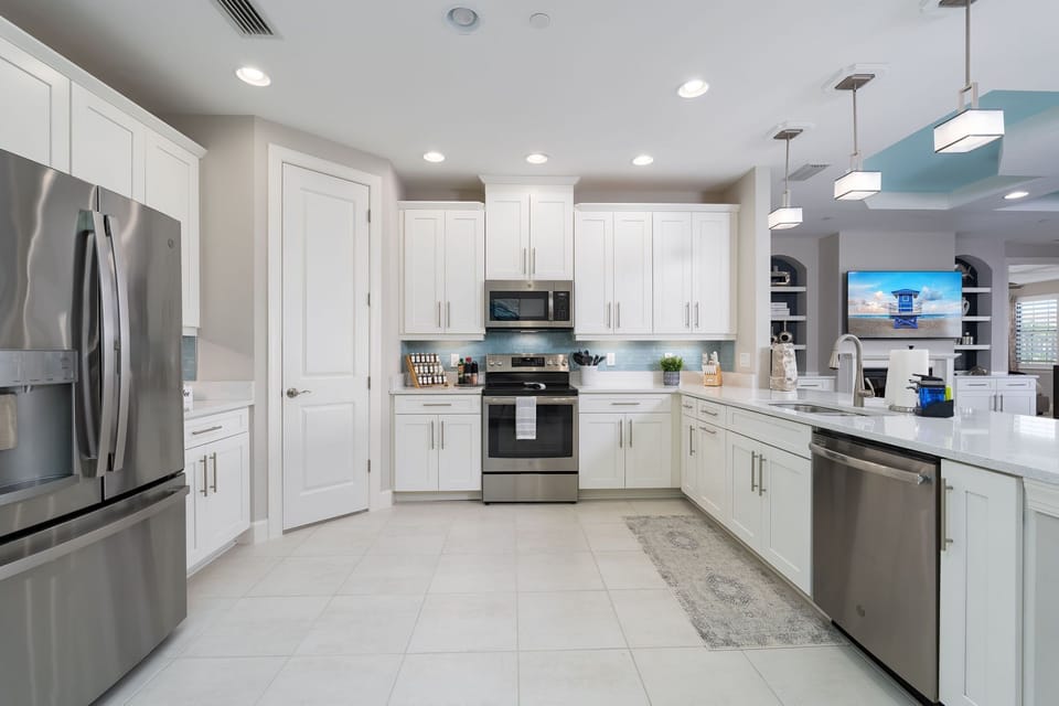 Full Equipped Kitchen with Walk-In Pantry