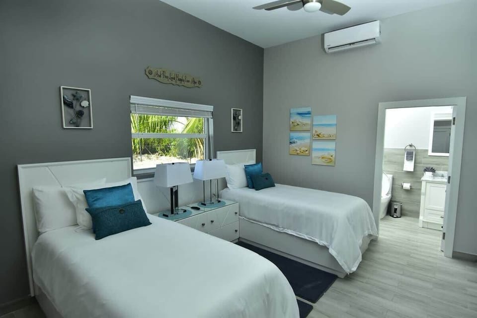 Bedroom with two single beds.