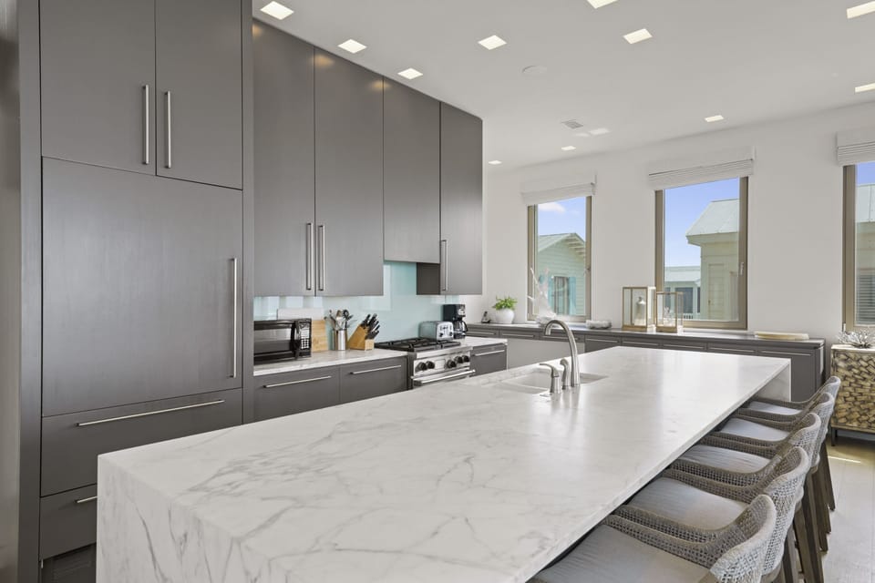 DESIGNER MODERN KITCHEN W/BAR SEATING FOR FOUR