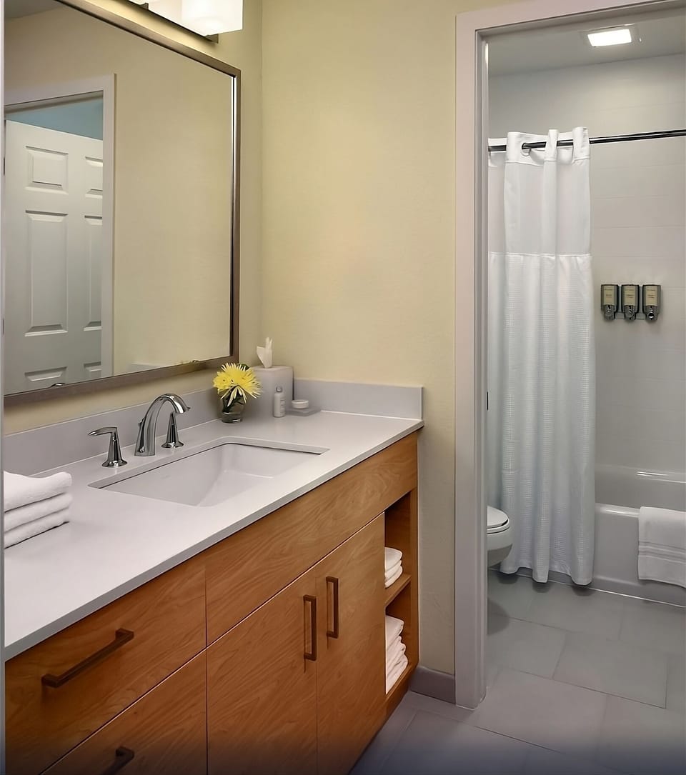 Refresh easily with a spotless vanity and bright, clean bath.