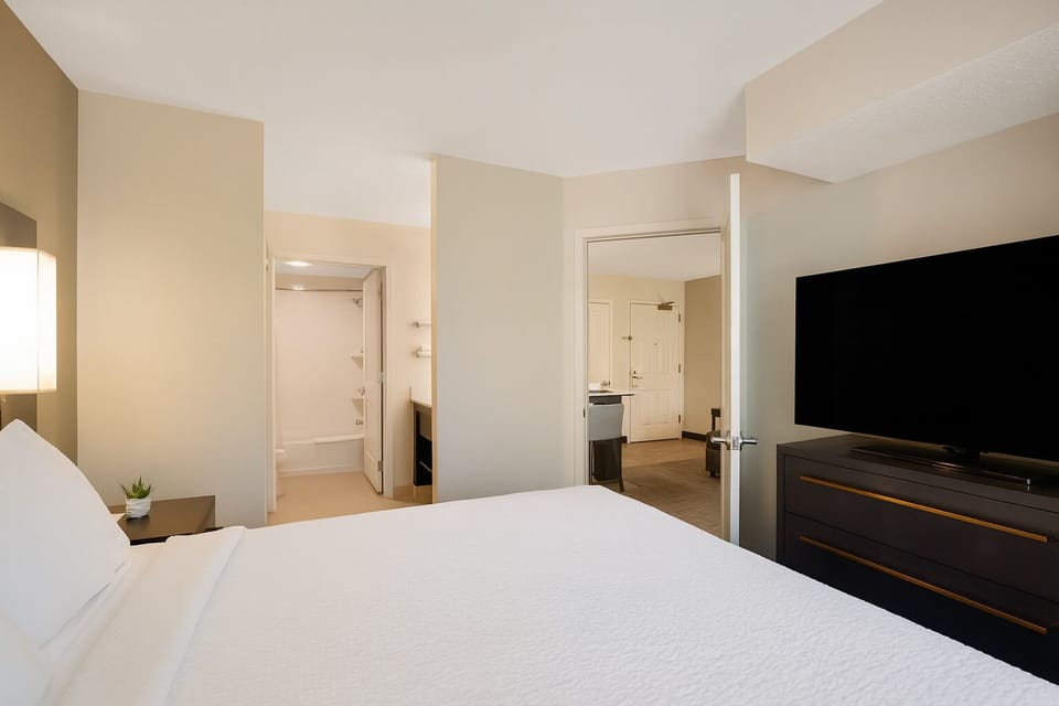 Comfortable Unit with 1 King bed or Queen bed. Exact unit will be assigned upon arrival. Views, colors and decor may vary.