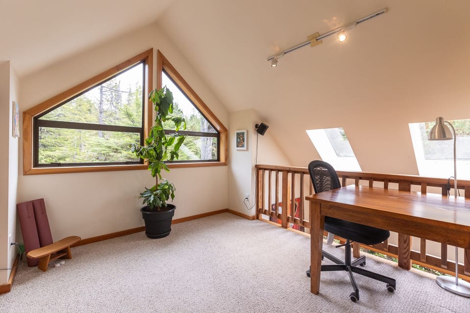 Office space or meditation room(off the upper loft bedroom)