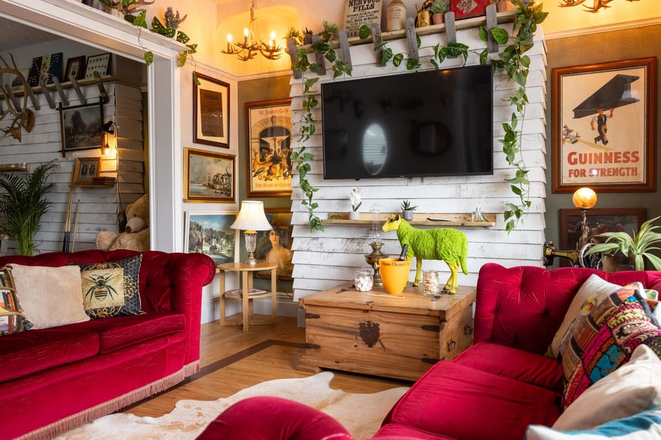 Living Room / Lounge