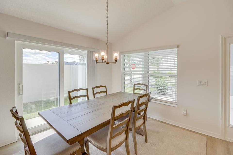 Dining Area | Dishware & Flatware Provided
