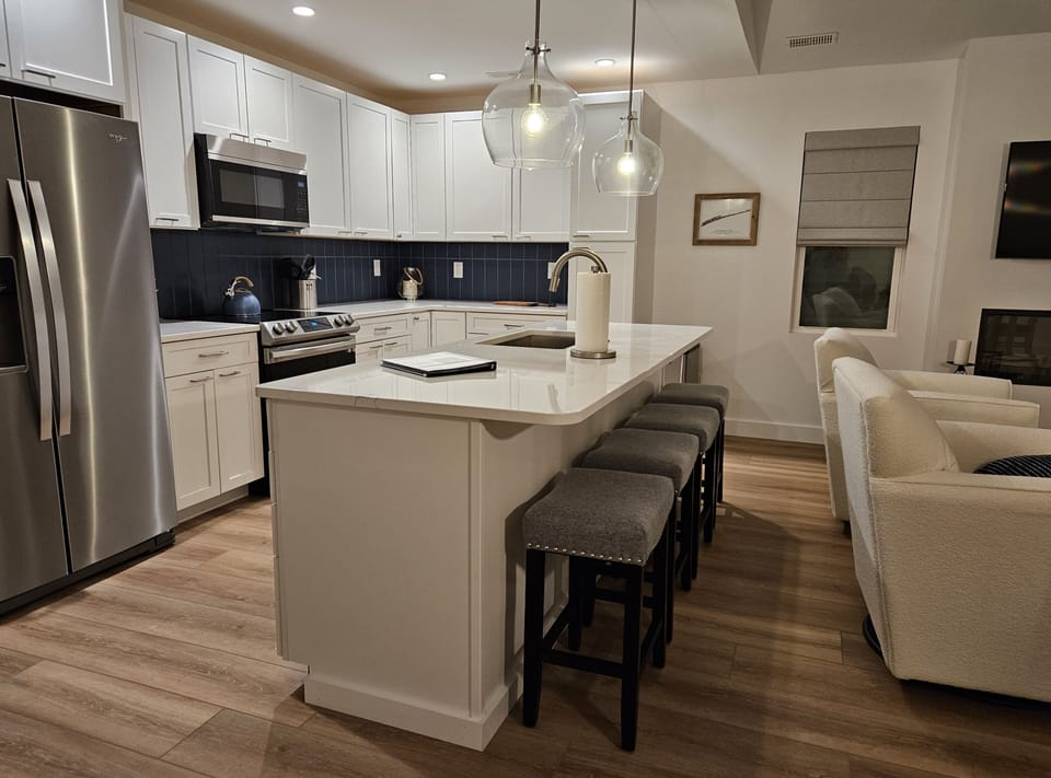 Great Room - Kitchen island with stools