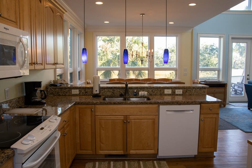 Coffee pot, 3 seat bar, basement access