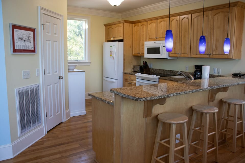 Coffee pot, 3 seat bar, basement access