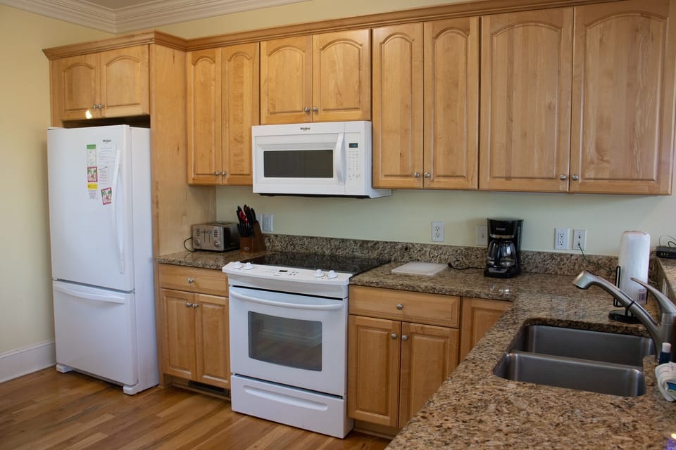 Coffee pot, 3 seat bar, basement access