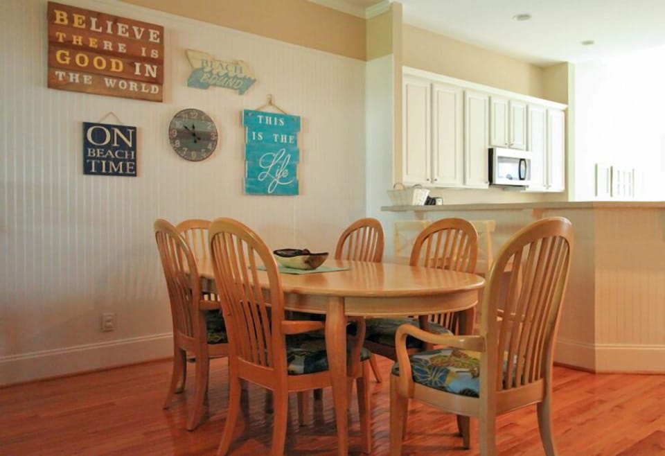 Dining area off kitchen