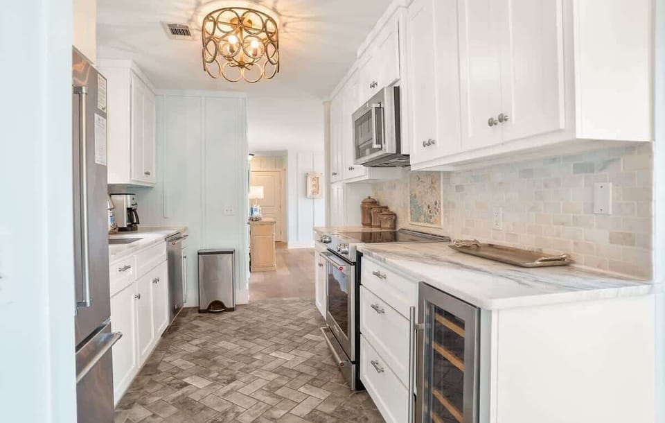 Well equipped kitchen with seating area