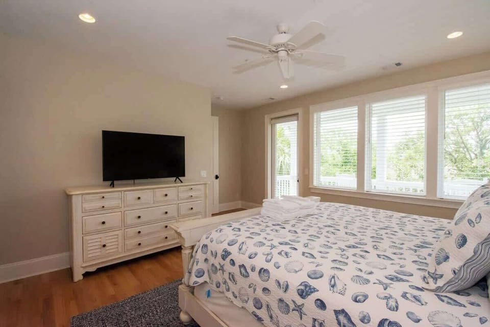 Lovely second floor primary bedroom with en suite bathroom
