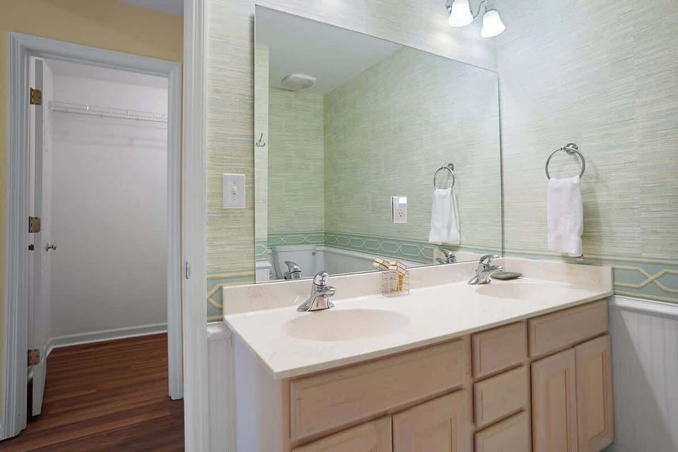 Primary En Suite Bathroom with Tub Shower Combo